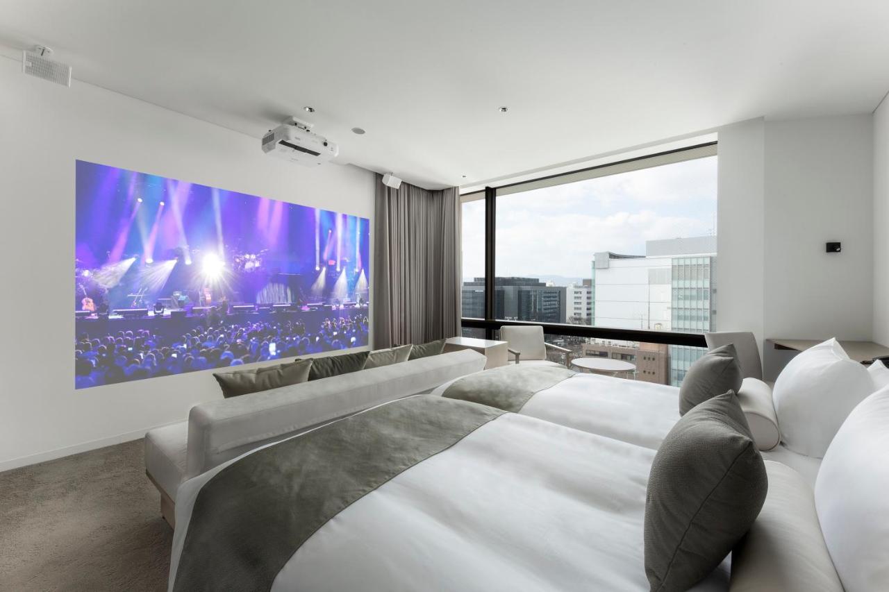 The Royal Park Hotel Iconic Kyoto Dış mekan fotoğraf A projector screen in a hotel room