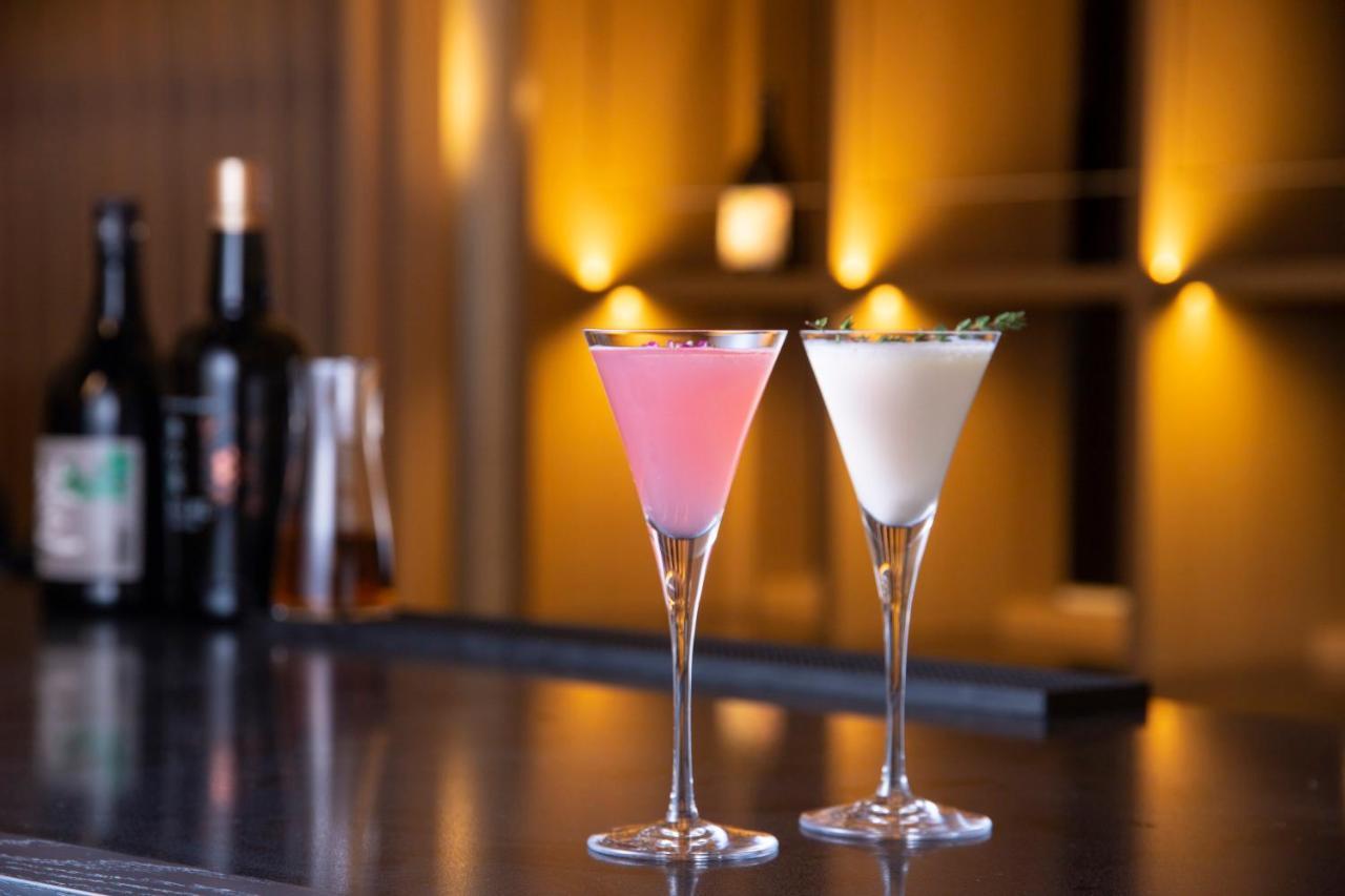 The Royal Park Hotel Iconic Kyoto Dış mekan fotoğraf Two martinis