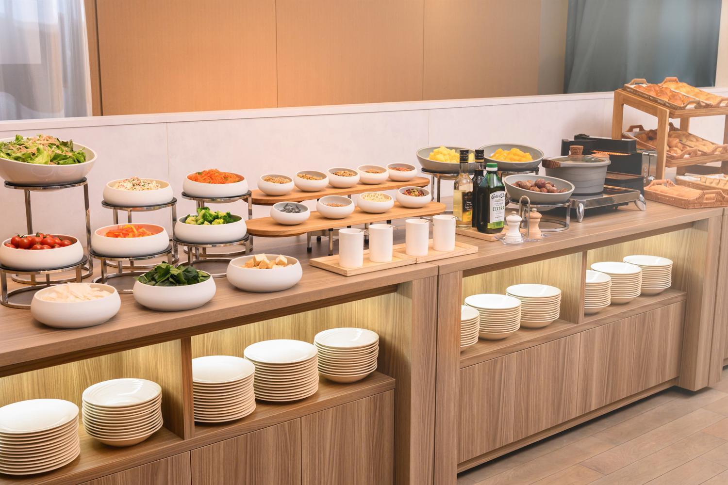 The Royal Park Hotel Iconic Kyoto Dış mekan fotoğraf A salad bar