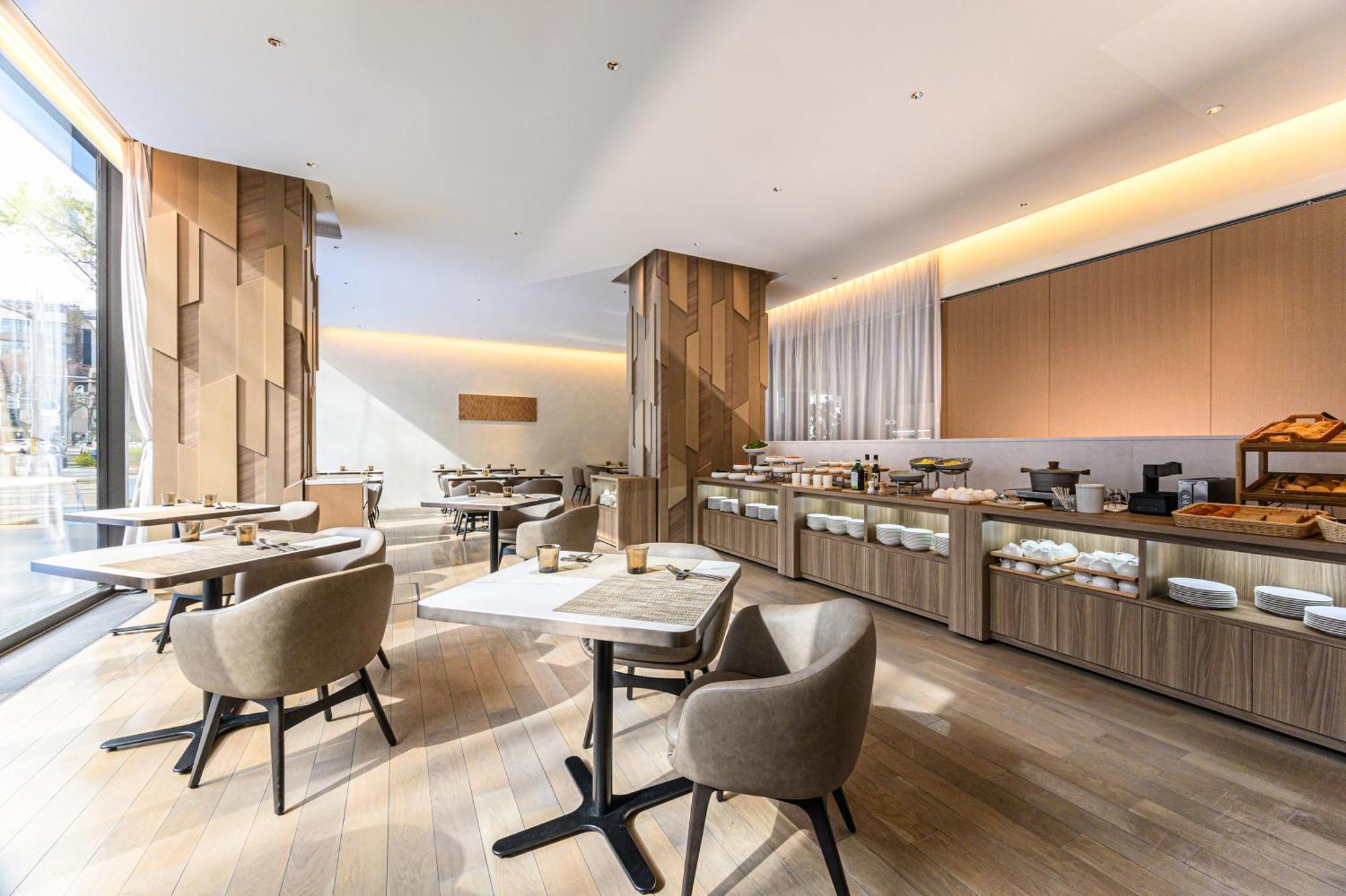 The Royal Park Hotel Iconic Kyoto Dış mekan fotoğraf The Lounge at London Heathrow Airport