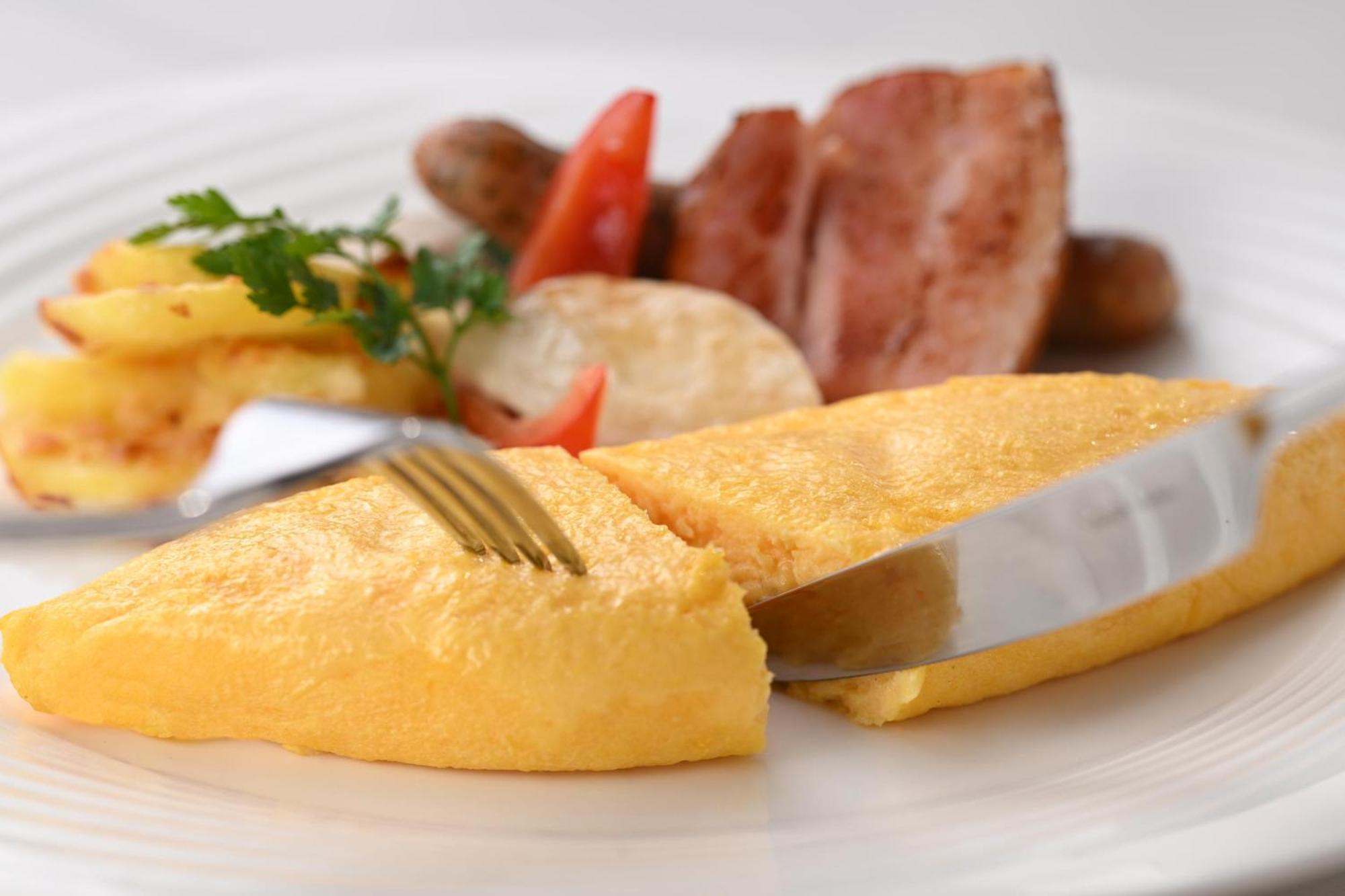 The Royal Park Hotel Iconic Kyoto Dış mekan fotoğraf A potato omelette